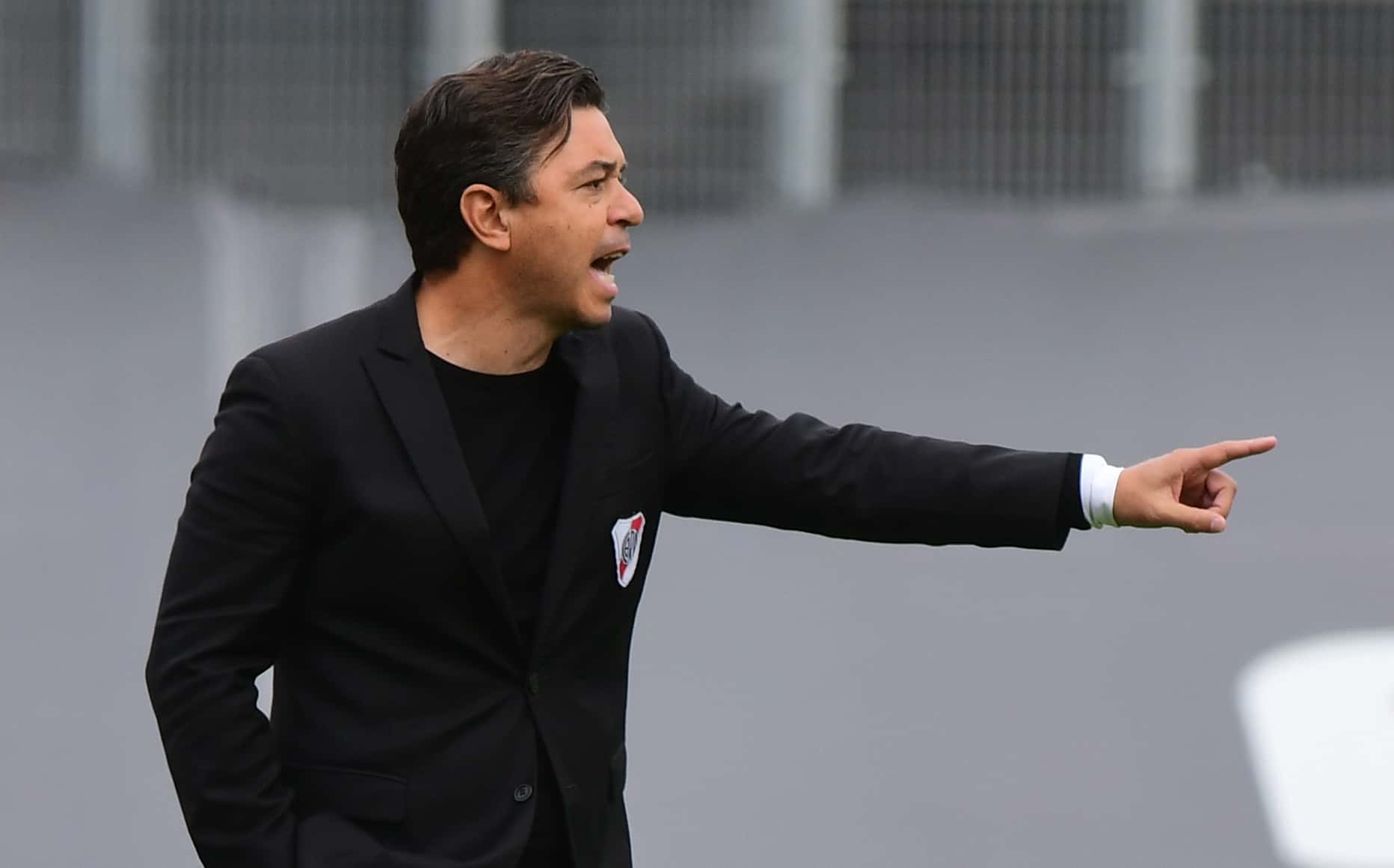 El Muñeco intenta convencer a un futbolista del club para que se quede en el club.