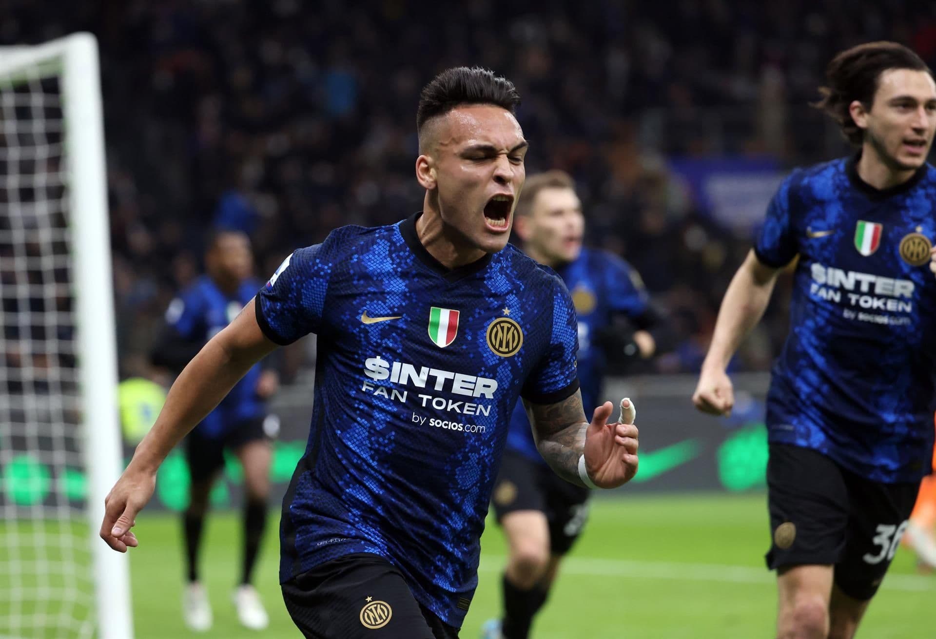 El Neroazzurri venció a Salernitana 5 a 0 con tres goles del exdelantero de Racing y manda en la Serie A.