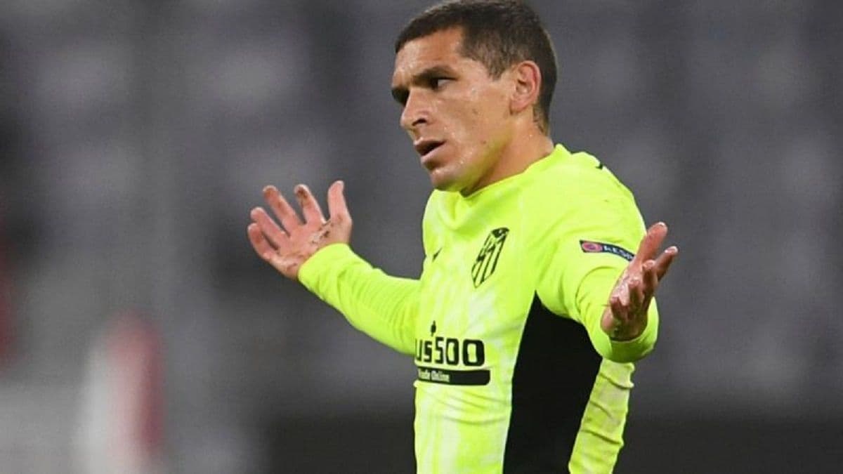 El padre del mediocampista de la Selección de Uruguay reveló el estado de las negociaciones entre el Xeneize y Arsenal de la Premier League.