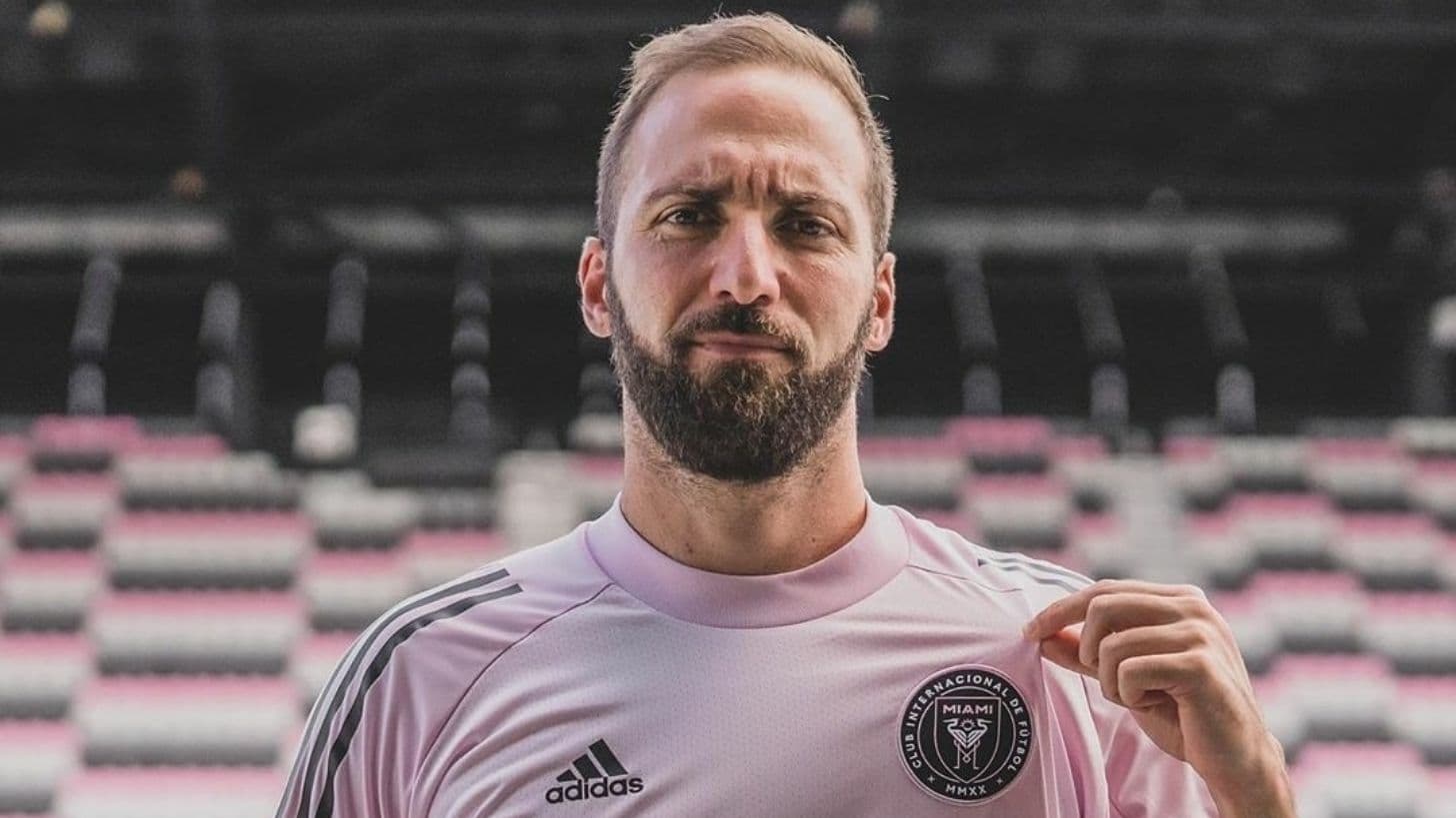 El padre del Pipita había asegurado que su hijo se retiraría de la práctica profesional este año, aunque el mismo futbolista salió a aclarar la situación.