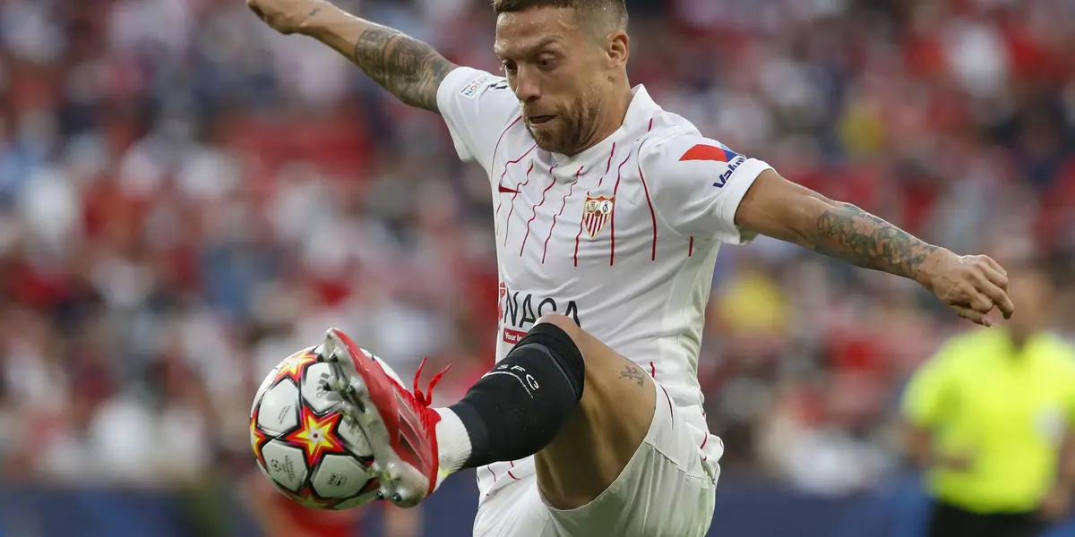 El Papu marcó en el empate 1 a 1 del Sevilla con el elenco Blaugrana.