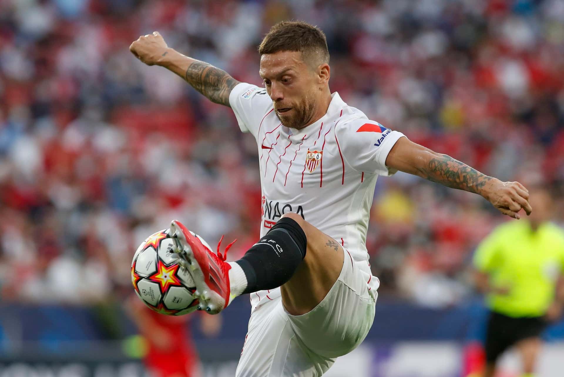 El Papu marcó en el empate 1 a 1 del Sevilla con el elenco Blaugrana.