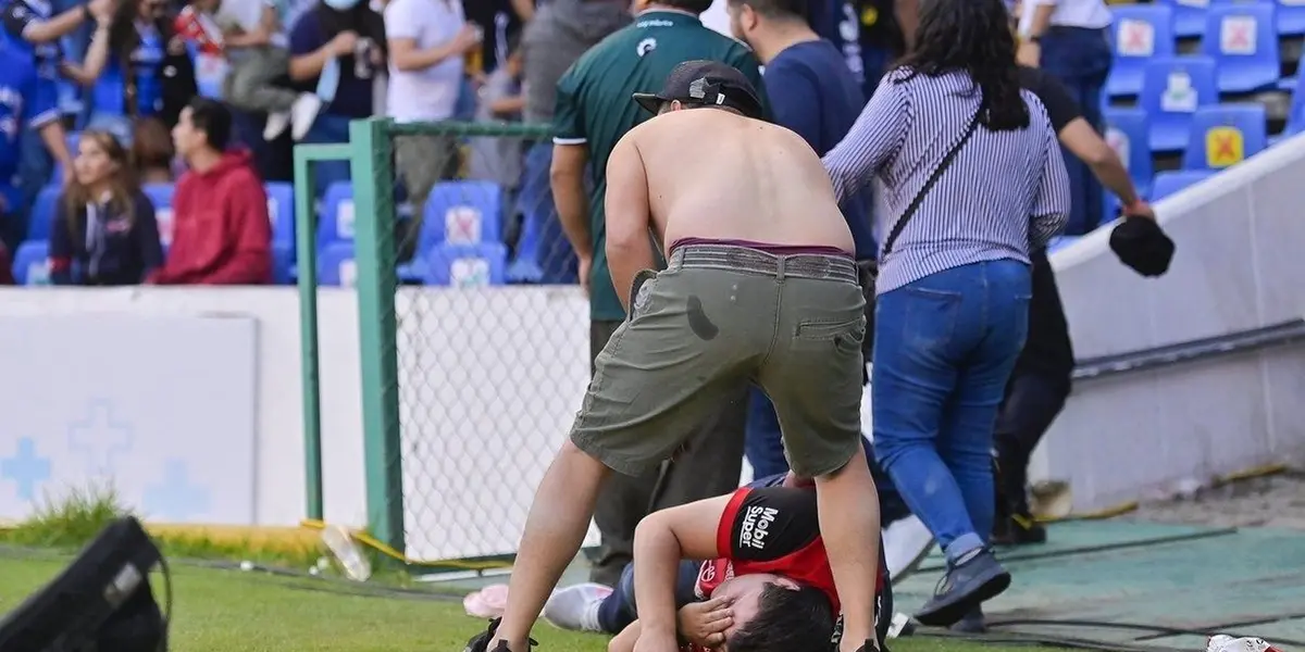 El partido del fútbol mexicano debió ser suspendido ante hechos lamentables y repudiables.