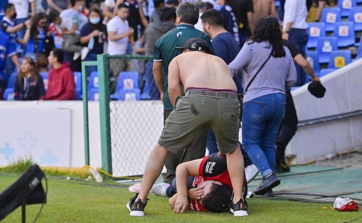 El partido del fútbol mexicano debió ser suspendido ante hechos lamentables y repudiables.