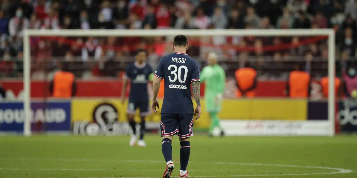 El pasado domingo 29 de agosto Lionel Messi hizo su debut con la camiseta del PSG y al finalizar el encuentro, el arquero del Reims frenó al astro argentino para que se saque una foto con su hijo a lo que el rosarino aceptó amablemente, ahora ¿Qué otros futbolistas le pidieron foto o camiseta? Enterate de toda la información acá.