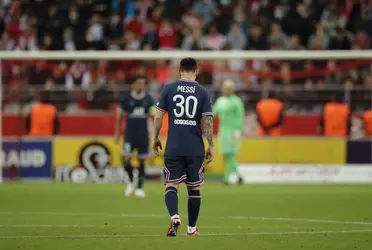 El pasado domingo 29 de agosto Lionel Messi hizo su debut con la camiseta del PSG y al finalizar el encuentro, el arquero del Reims frenó al astro argentino para que se saque una foto con su hijo a lo que el rosarino aceptó amablemente, ahora ¿Qué otros futbolistas le pidieron foto o camiseta? Enterate de toda la información acá.
