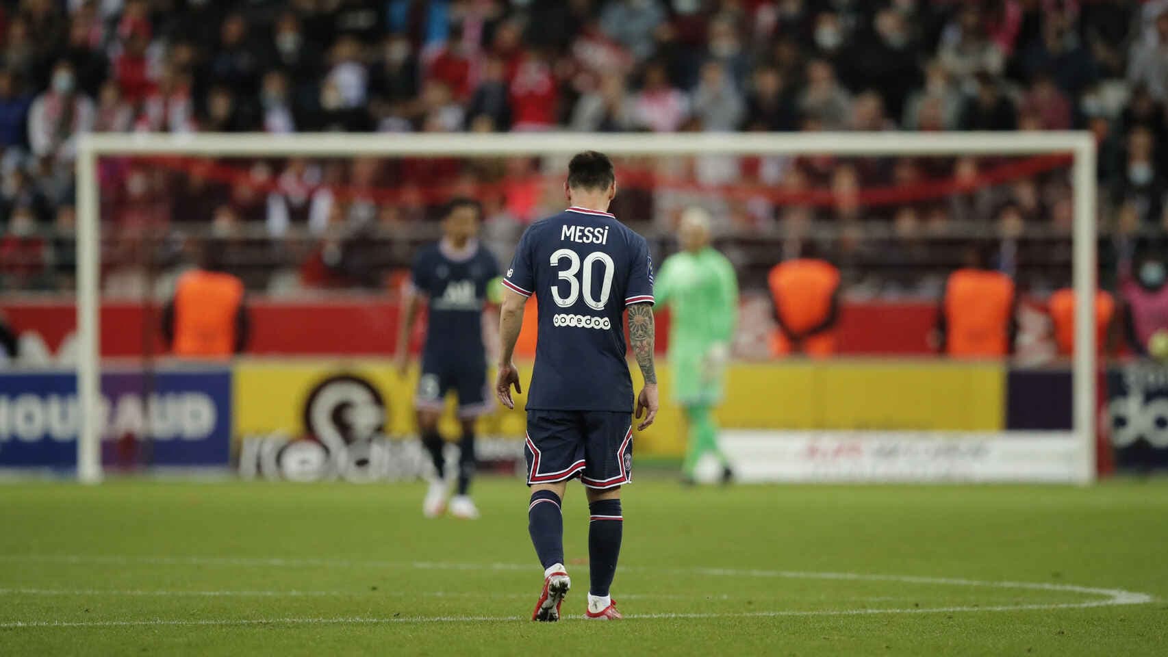 El pasado domingo 29 de agosto Lionel Messi hizo su debut con la camiseta del PSG y al finalizar el encuentro, el arquero del Reims frenó al astro argentino para que se saque una foto con su hijo a lo que el rosarino aceptó amablemente, ahora ¿Qué otros futbolistas le pidieron foto o camiseta? Enterate de toda la información acá.