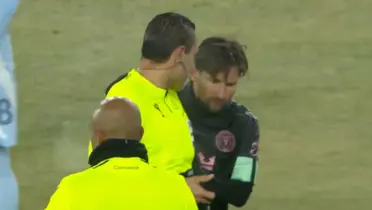 El pedido del árbitro a Messi (Olé)