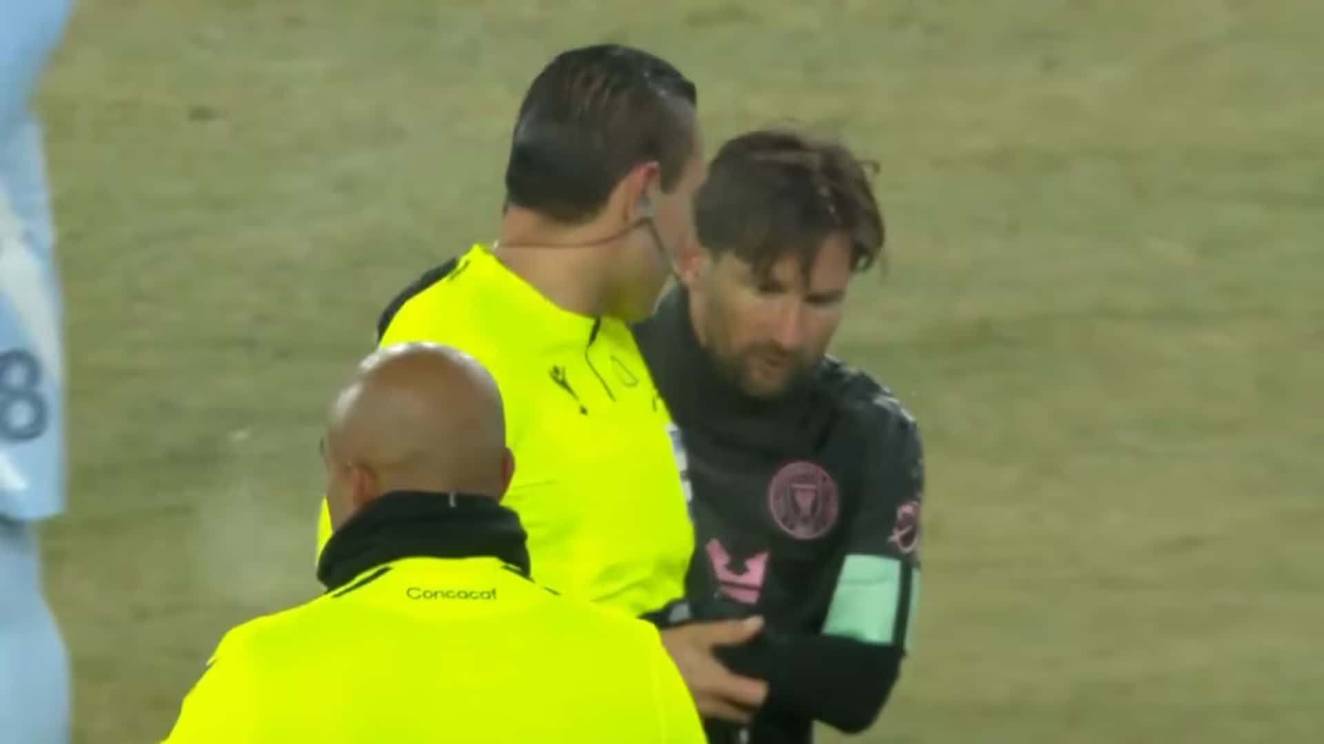 El pedido del árbitro a Messi (Olé)