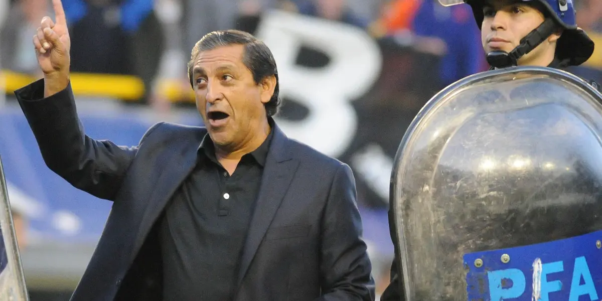 El Pelado, que dirige al Al Nasr, volvió a caer y está en un moemnto complicado.