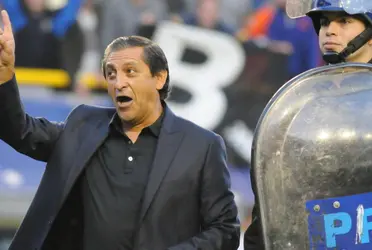 El Pelado, que dirige al Al Nasr, volvió a caer y está en un moemnto complicado.