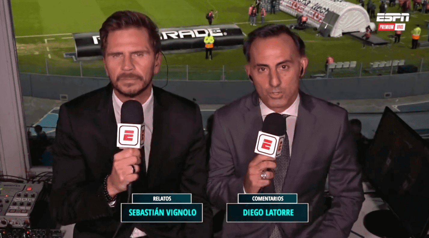 El periodista cometió un error en vivo en la transmisión del partido, que los hinchas de la Academia no le dejaron pasar en las redes.