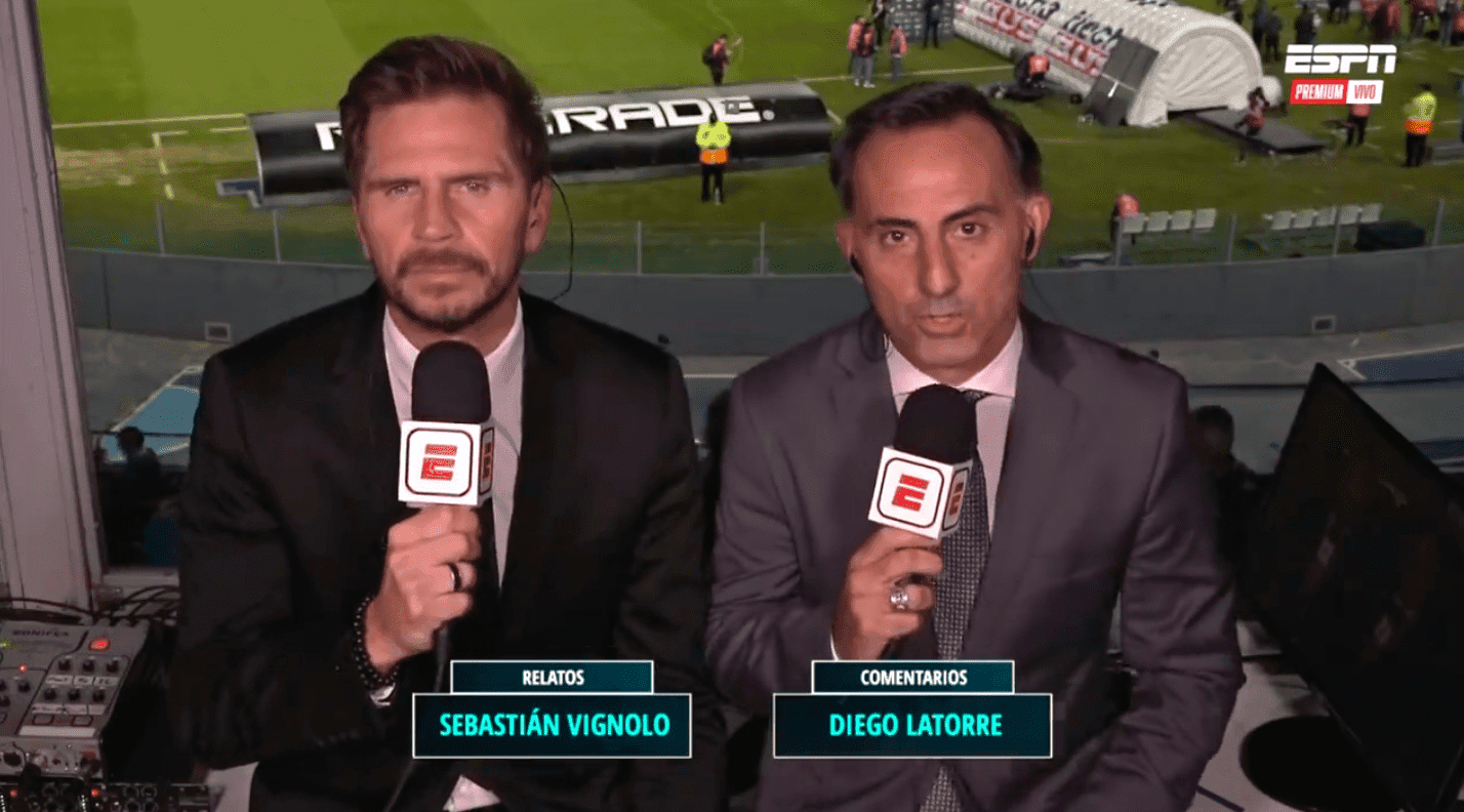 El periodista cometió un error en vivo en la transmisión del partido, que los hinchas de la Academia no le dejaron pasar en las redes.