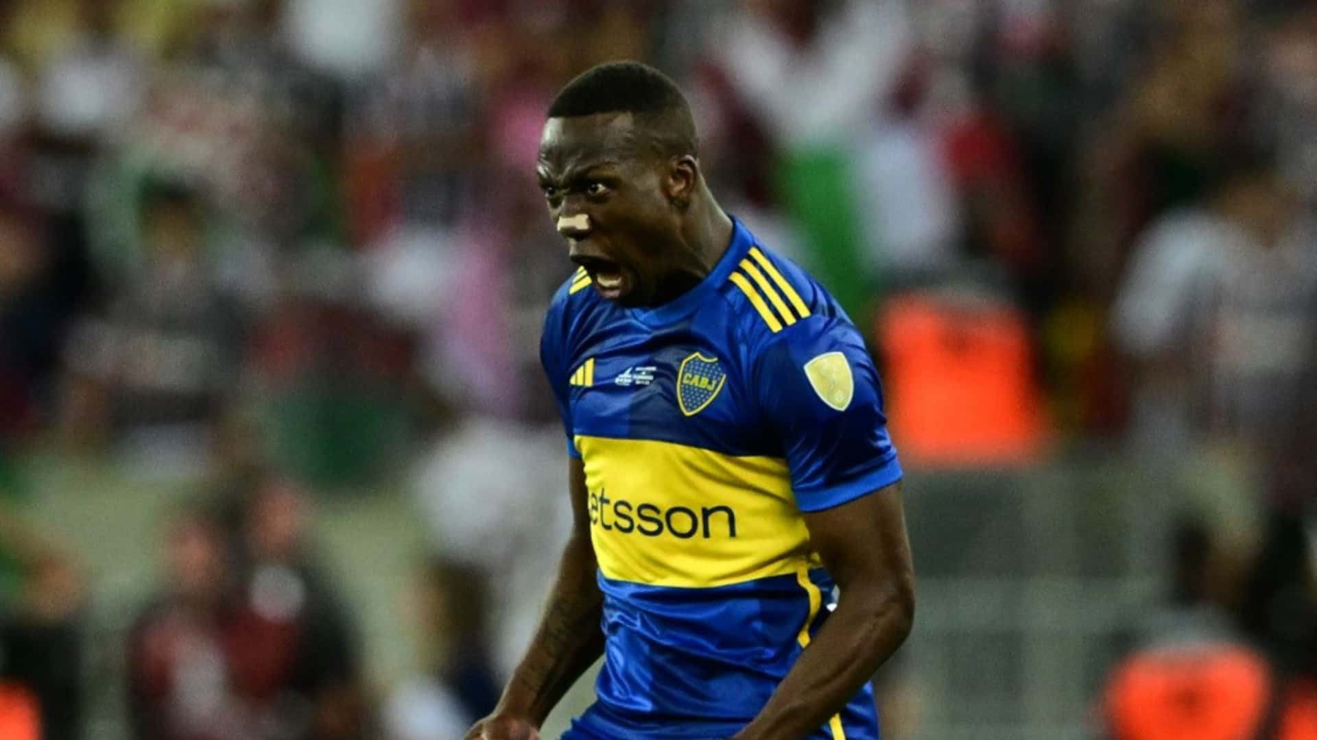 El peruano aún no arregla la renovación de su contrato en el Xeneize y la preocupación comienza a rondar.