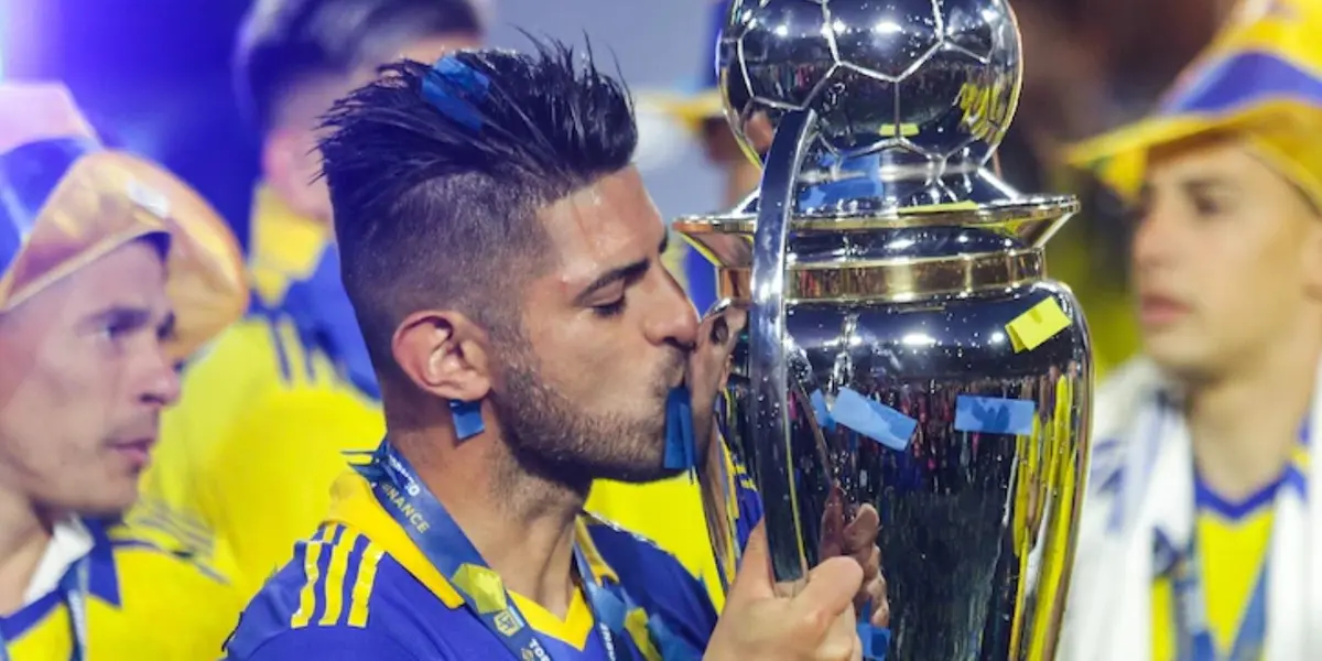 El peruano disfruta de sus vacaciones lejos de Argentina y mostró una particular vestimenta, en medio de los rumores sobre su futuro.