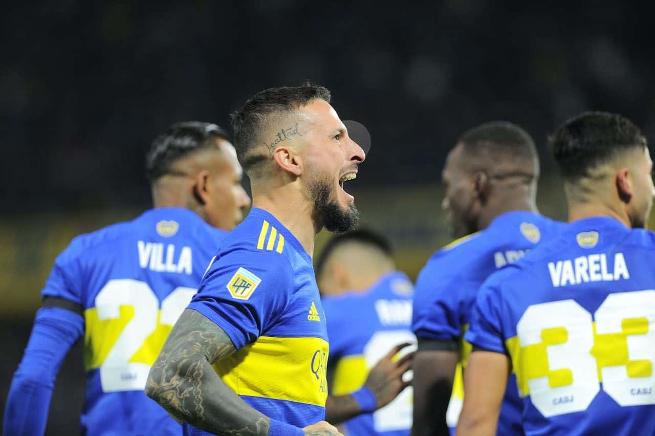 El Pipa marcó dos en el triunfo del Xeneize en la Bombonera por 2 a 0 ante Barracas Central para meterse entre los ocho mejores de la Copa de la Liga.