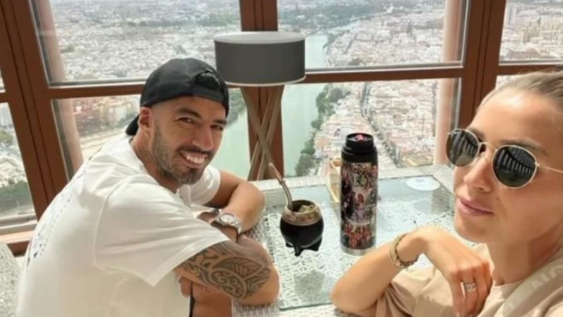 El Pistolero analiza la oferta de River y, mientras, viajó rumbo a Europa junto a su esposa por un compromiso.