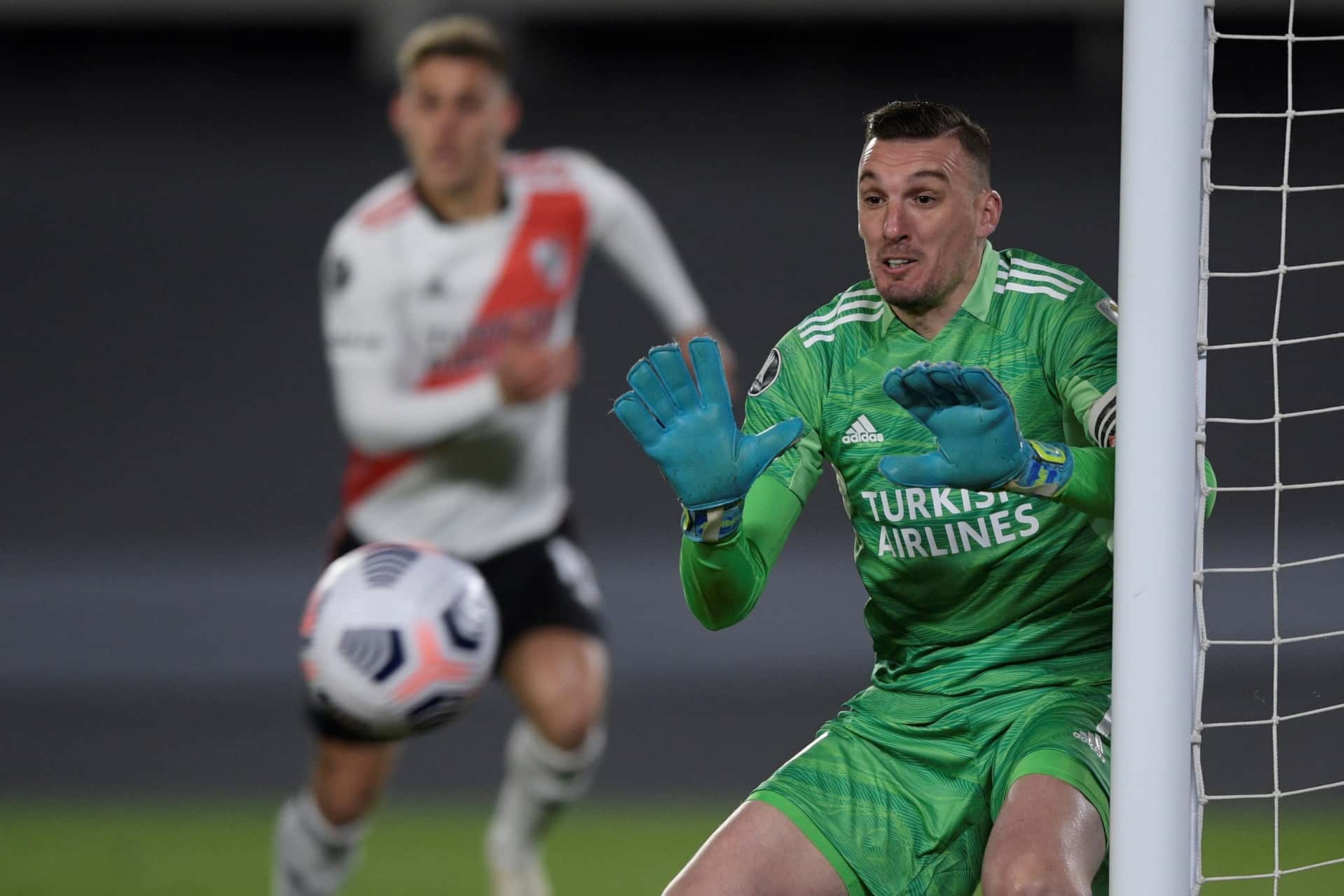 El portero se subió a un podio histórico, luego de la derrota ante Atlético Mineiro por la ida de los cuartos de la Copa Libertadores.