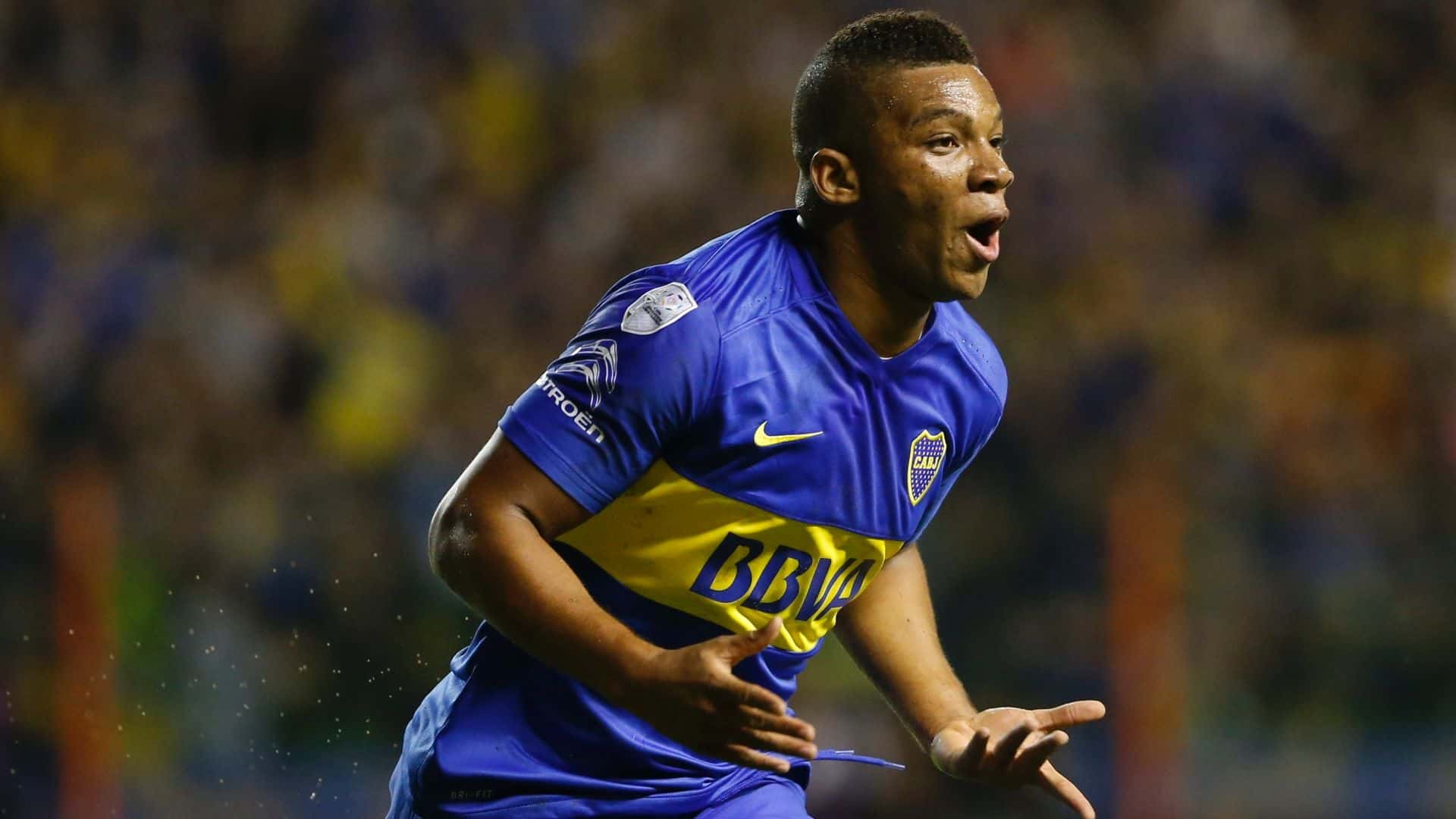 El presidente del Xeneize tomó una determinación tras el violento cruce entre el colombiano y el defensor del equipo.