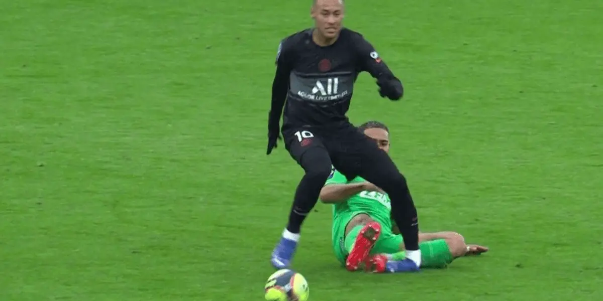 El PSG derrotó a Saint-Étienne 3 a 1, pero la alegría se vio opacada por la horrible lesión del brasileño. 