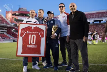 El Rojo goleó y demostró buen fútbol, como le hubiera gustado a Diego Maradona, y, tiene un pie en los cuartos de final.