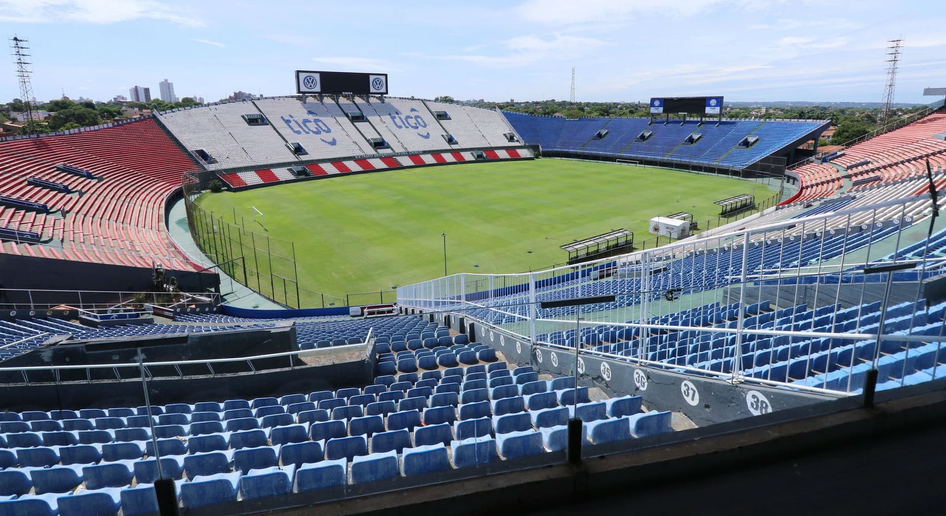 El técnico argentino recibió la confianza para seguir dirigiendo.