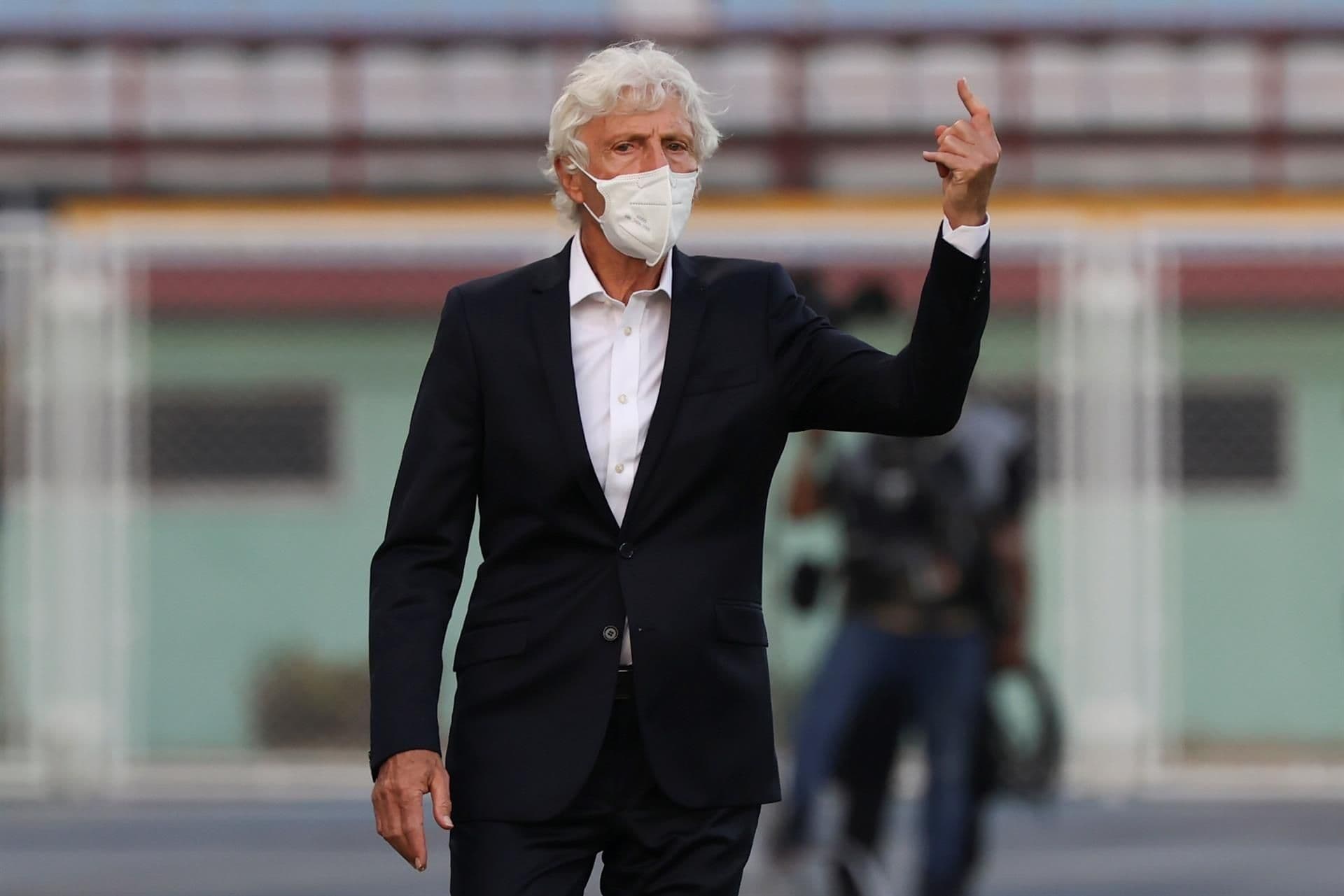 El técnico argentino se mostró feliz con el triunfo y realizó un pedido a la gente y a los dirigentes.