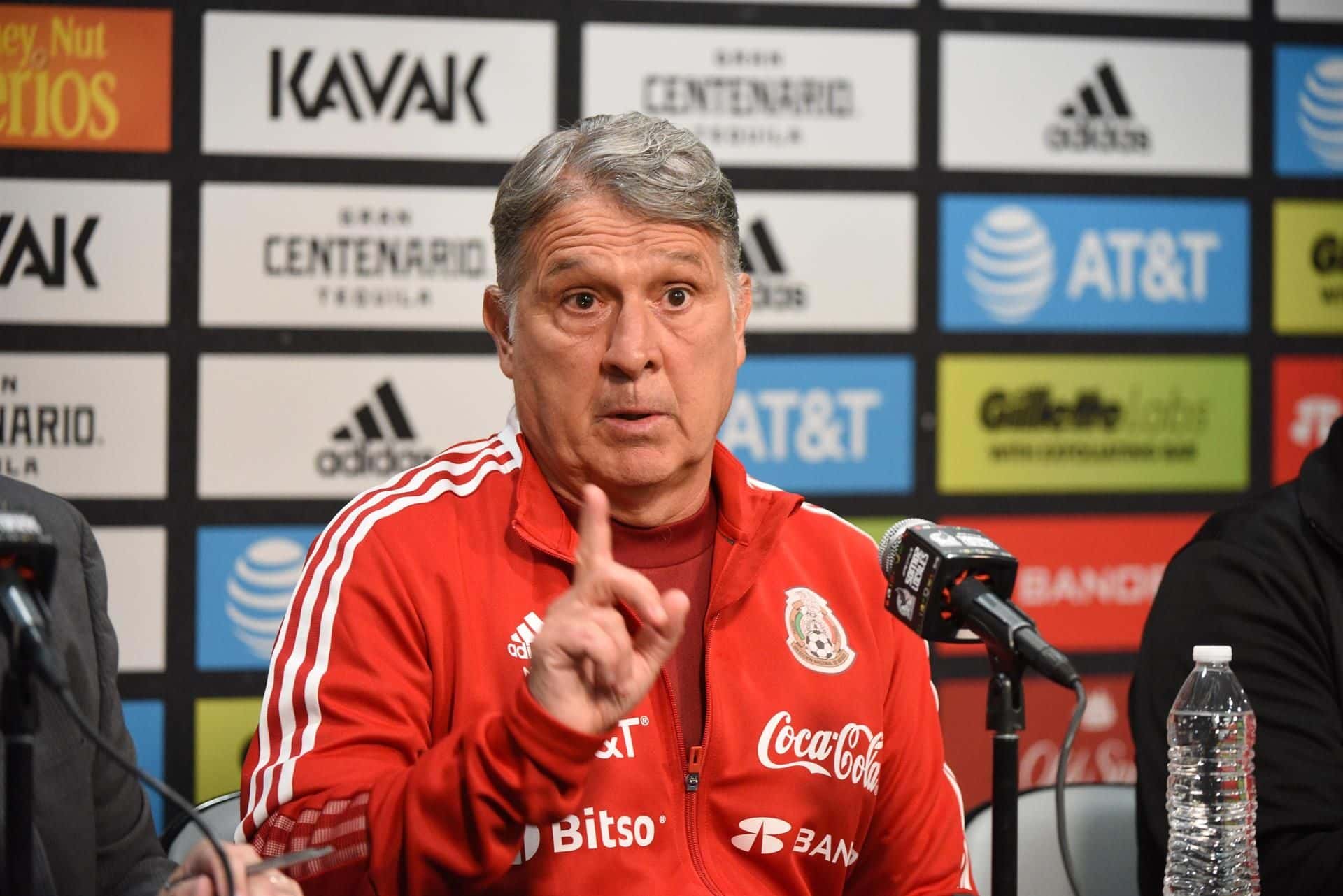 El Tri derrotó a Surinam 3 a 0, pero el DT argentino fue criticado al grito de: “¡Fuera, Tata!”.