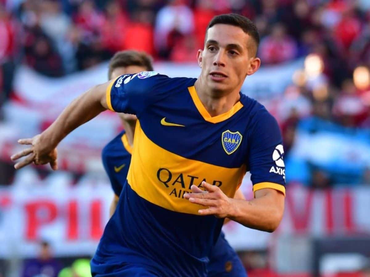 El volante central se mostró en redes sociales con la remera del Rojo, del que es fanático.