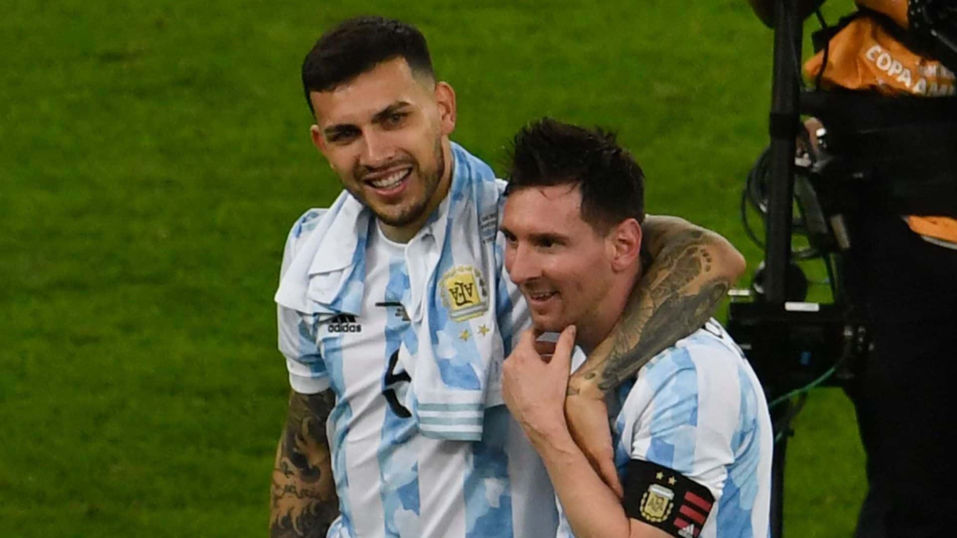 El volante de Paris Saint Germain subió una foto a su Instagram en la que sale el crack rosarino con la Copa América en el living de su casa.