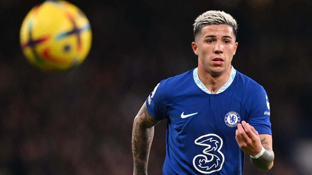 El volante debutó en la Premier League y pese a ser el mejor de su equipo, no logró contentar a todos.
