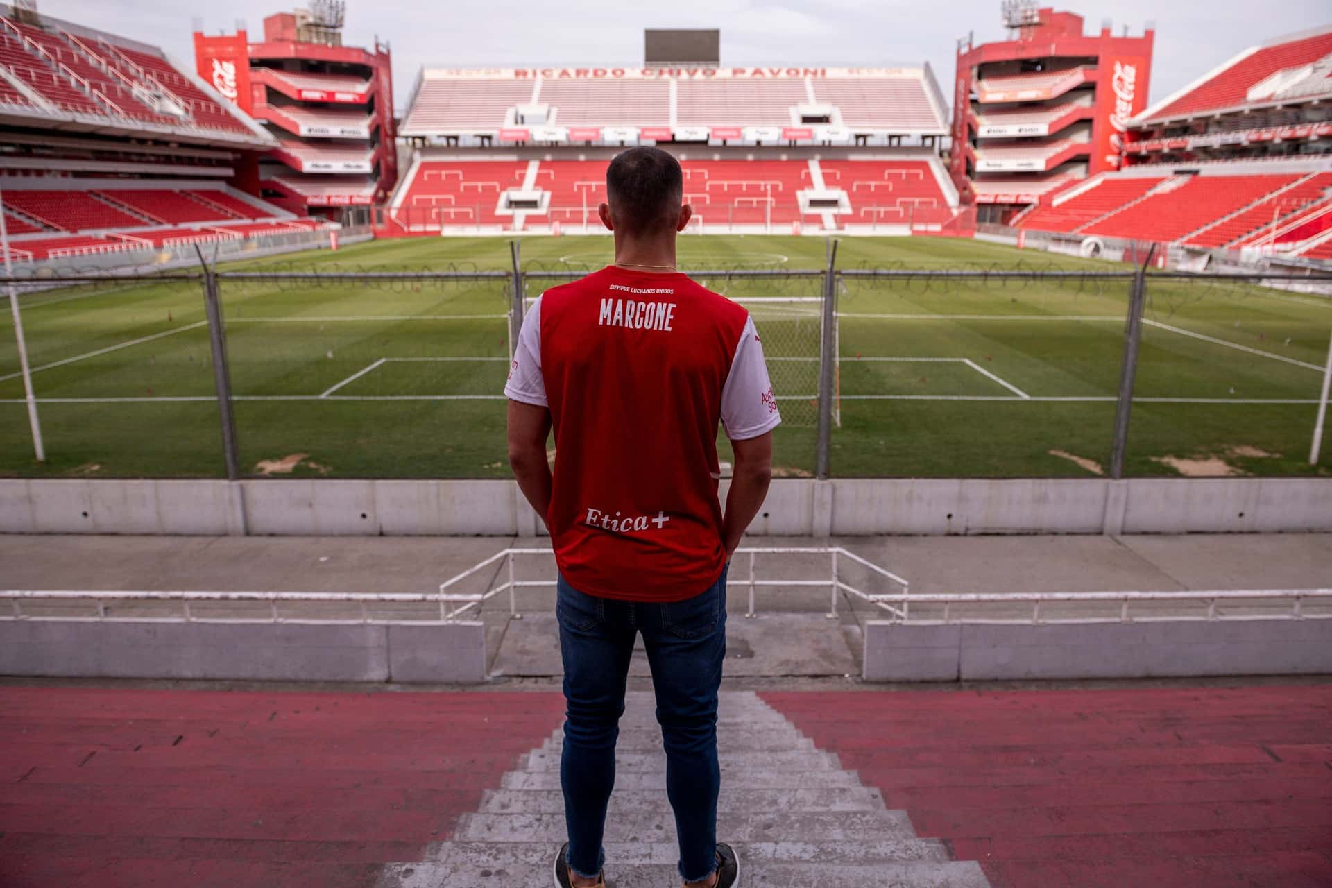 El volante llegó al Rojo y desde el Elche no se olvidan de su pasado.