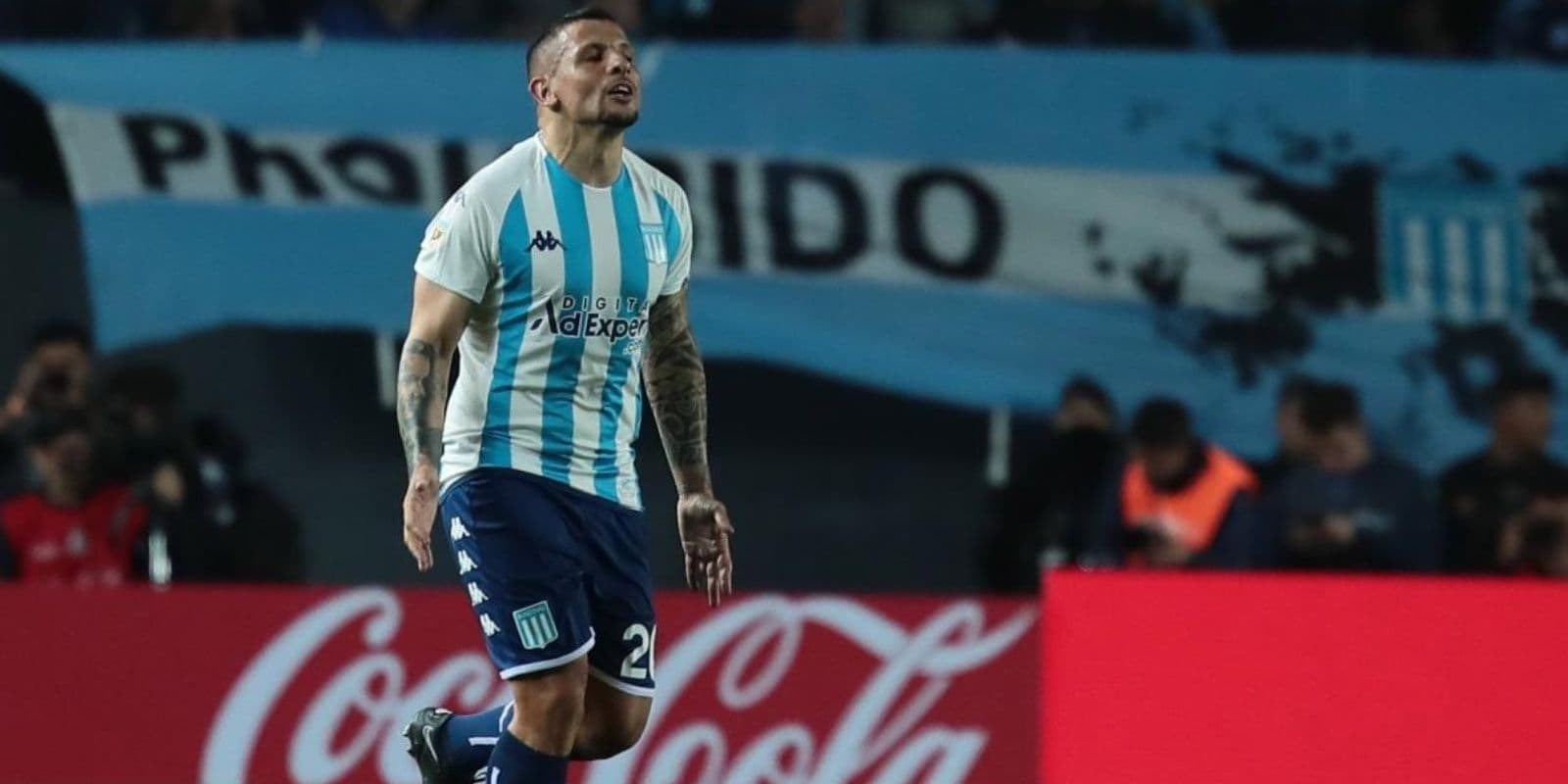 El volante ofensivo ex Rosario Central no se está presentando a entrenar en la pretemporada.