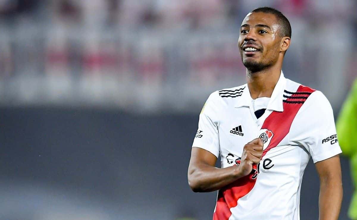 El volante uruguayo se encuentra en su país, y a punto de viajar a Qatar alegró a hinchas y dirigentes con un gesto.