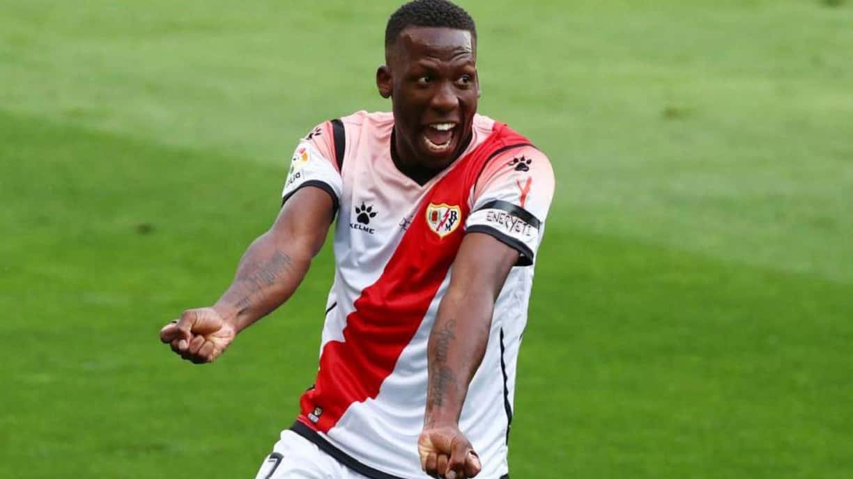 El Xeneize está detrás del lateral derecho del Rayo Vallecano y de la Selección de Perú.