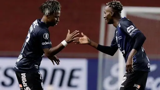 El Xeneize está en busca de un lateral derecho y una de las alternativas protagonizó una grave pelea en la Copa Libertadores