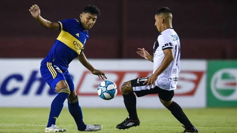 El Xeneize venció al conjunto de la Primera C por 2-1 y avanzó a 16avos de final de la Copa Argentina.