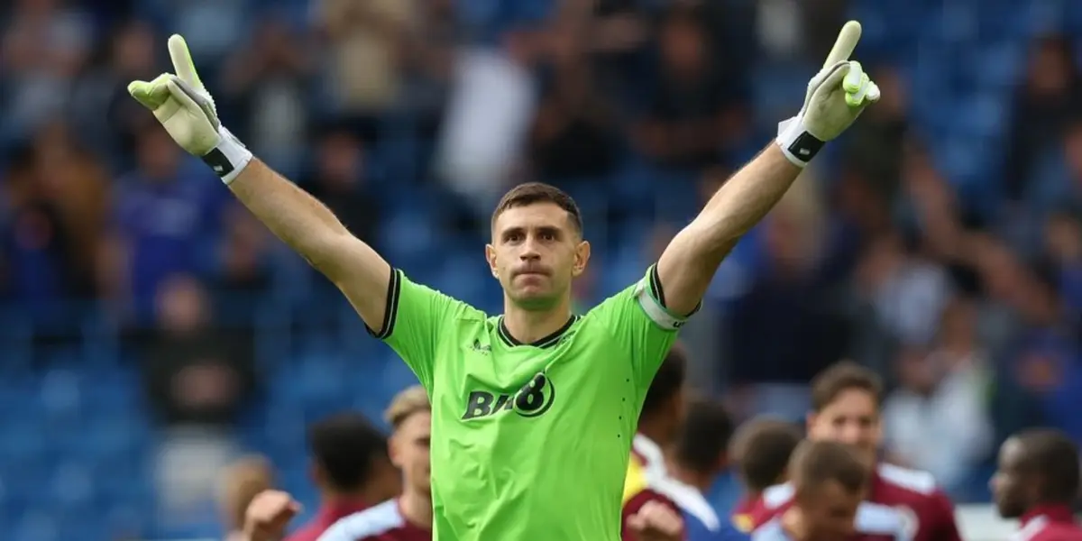Emiliano Martínez con la camiseta de Aston Villa.