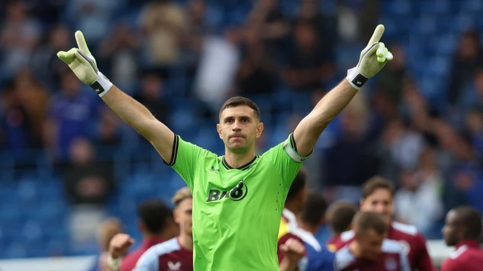 Emiliano Martínez con la camiseta de Aston Villa.
