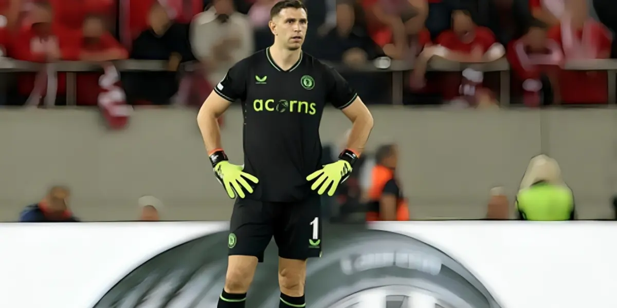 Emiliano Martínez con los brazos en jarra y desolado.