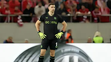 Emiliano Martínez con los brazos en jarra y desolado.