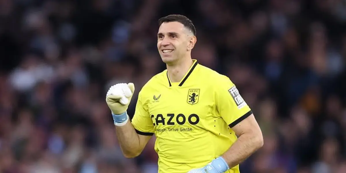 Emiliano Martínez con los colores de Aston Villa.