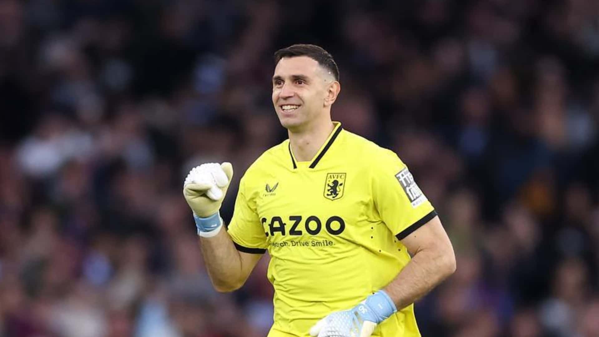 Emiliano Martínez con los colores de Aston Villa.