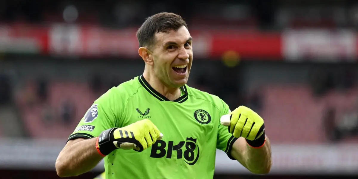 Emiliano Martínez durante un partido del Aston Villa por Premier League.