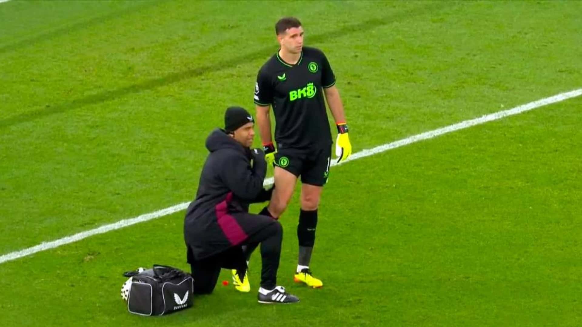 Emiliano Martínez es atendido por el equipo médico de Aston Villa en el partido frente a Chelsea.