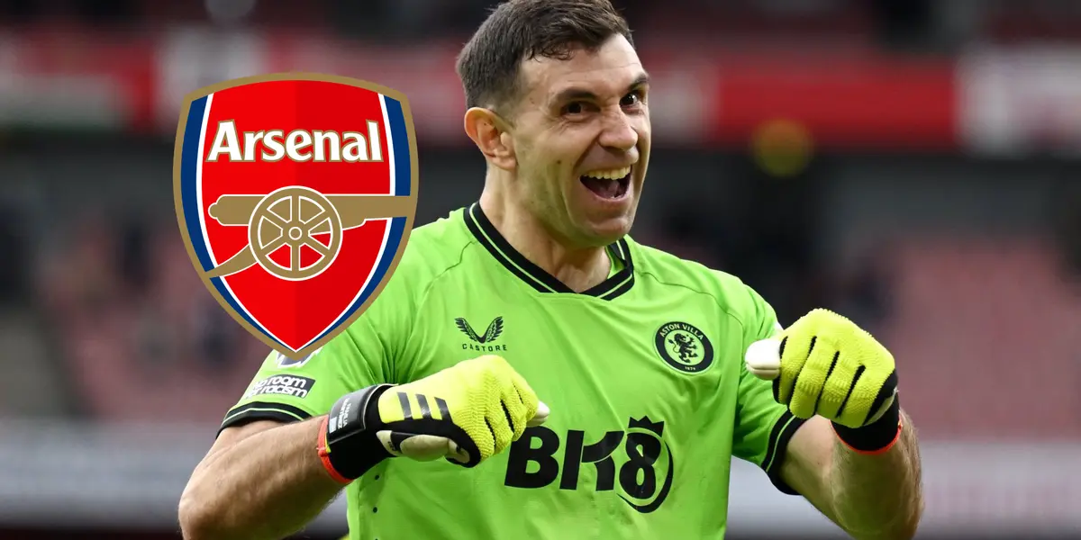 Emiliano Martínez festeja con la camiseta del Aston Villa