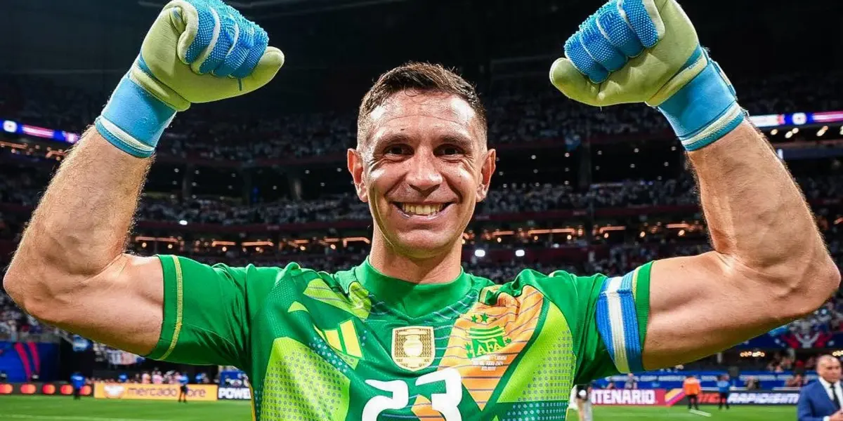 Emiliano Martínez festeja una victoria de Argentina.