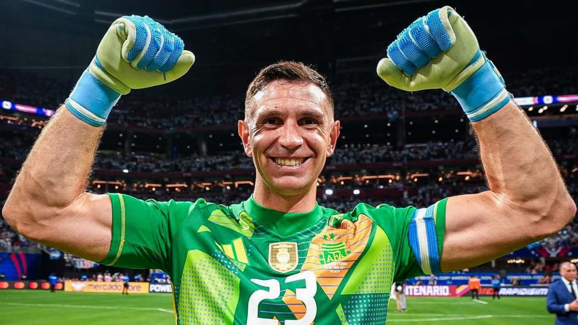 Emiliano Martínez festeja una victoria de Argentina.