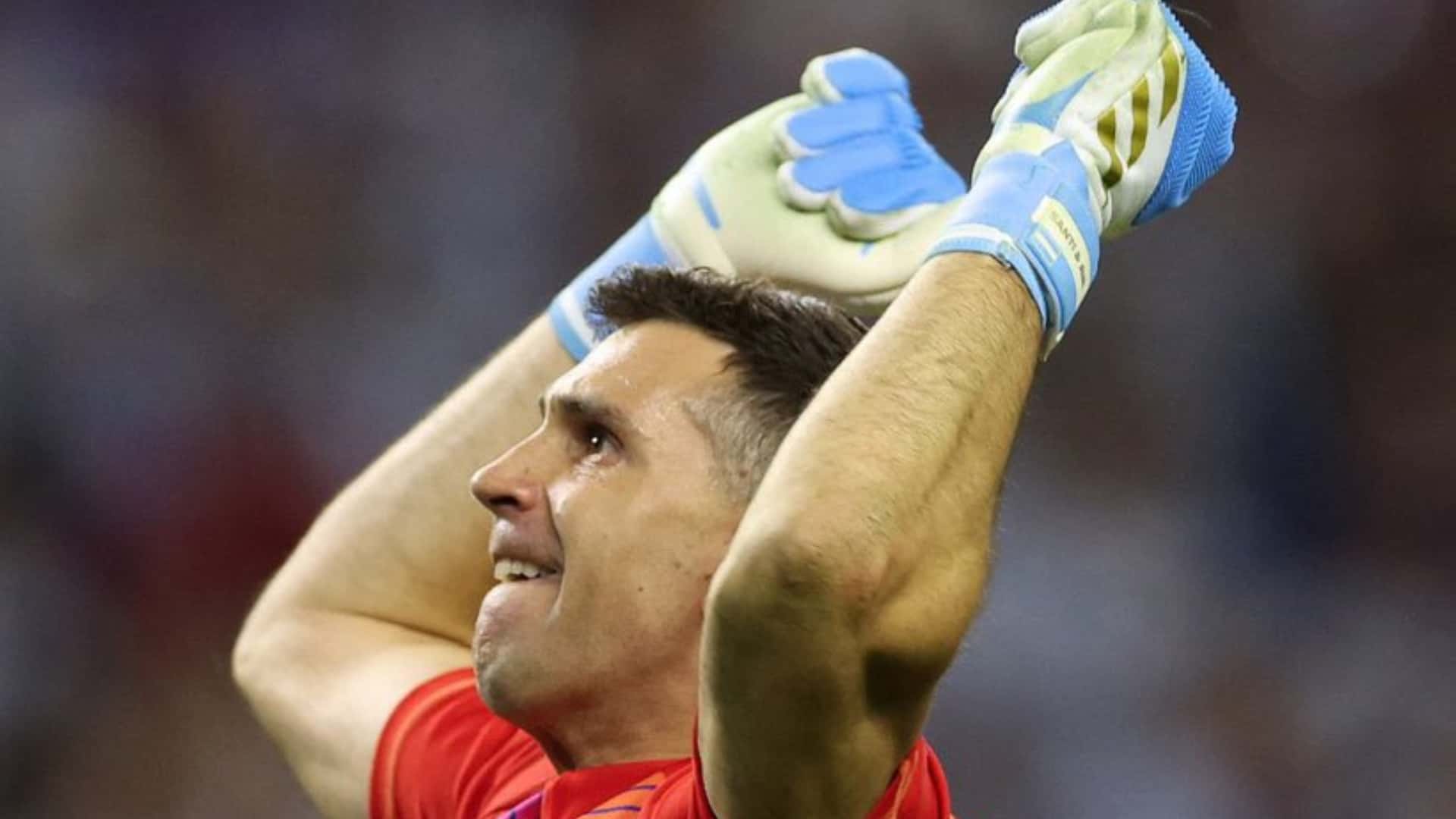 Emiliano Martínez festejando sus penales atajados.