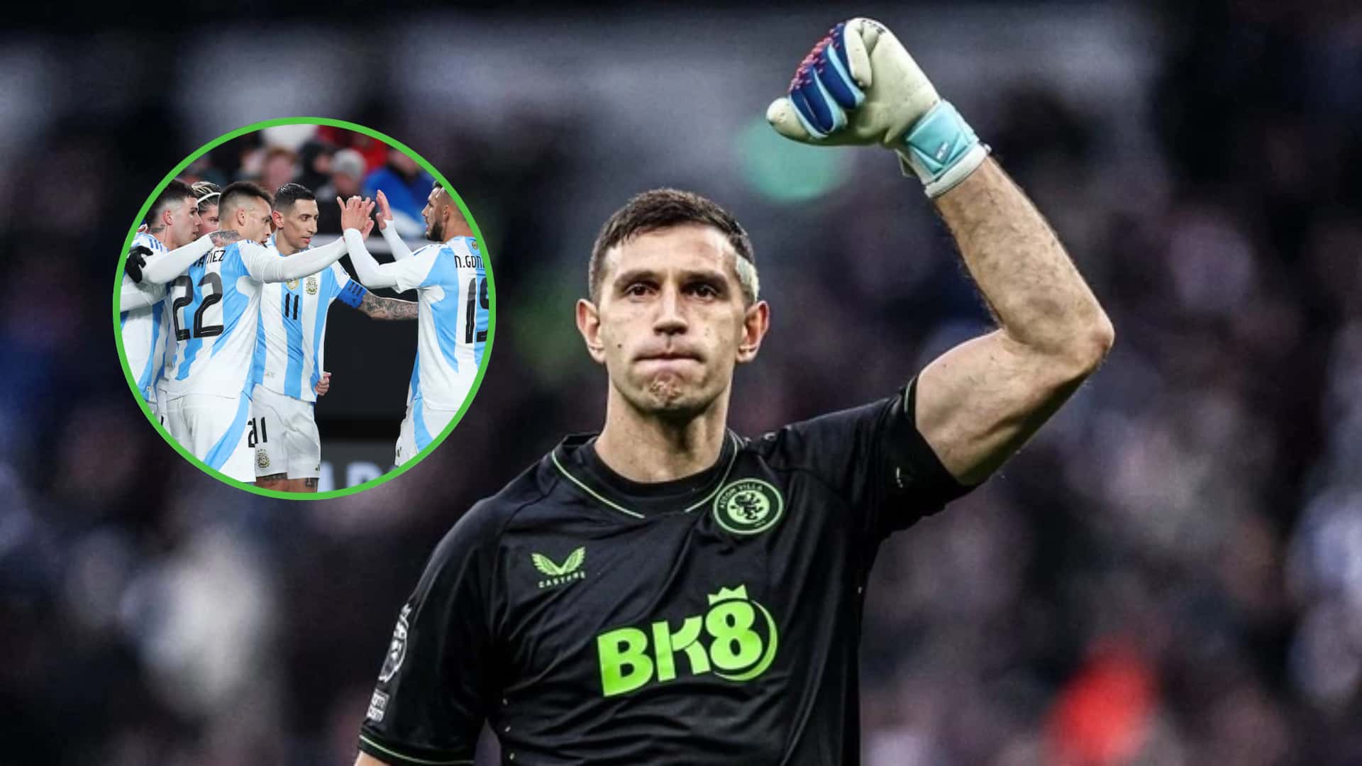 Emiliano Martínez levanta su puño atajando para Aston Villa.